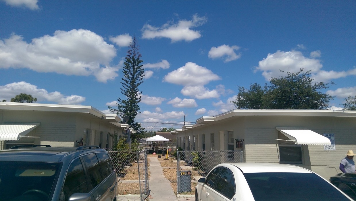 Primary Photo - 637-641 NW 15th Ter