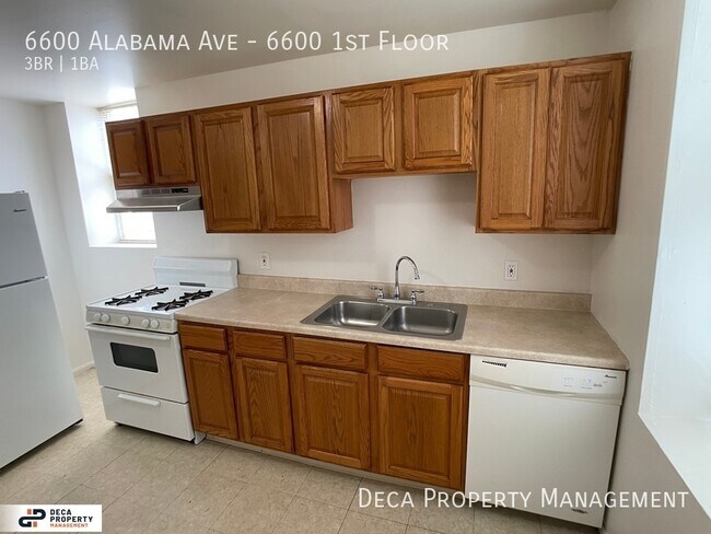 Building Photo - 3 Bedroom Apartment
