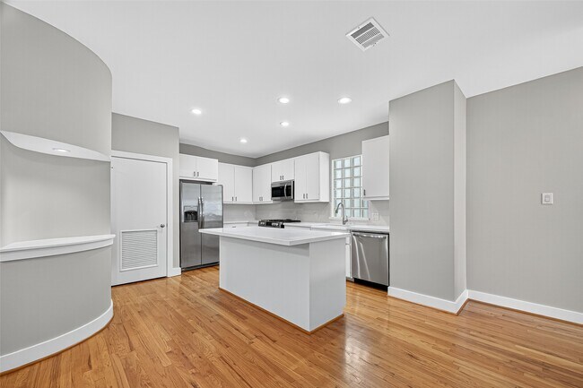 Foto del edificio - 2705 Rutland St