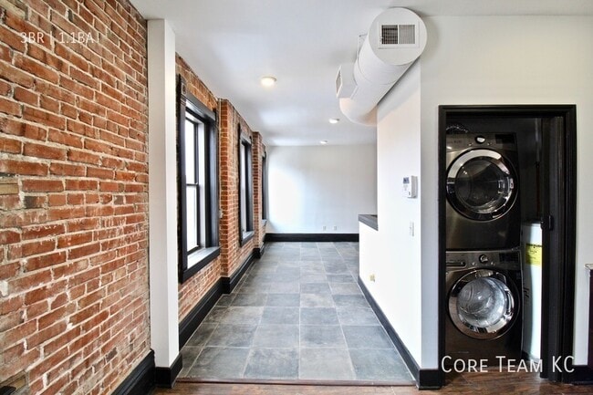 Building Photo - 3 Bed + 1.5 Bath Loft in Westport