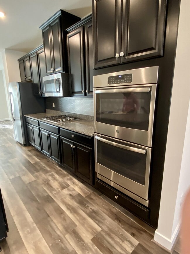 Building Photo - 916 Parley Pl