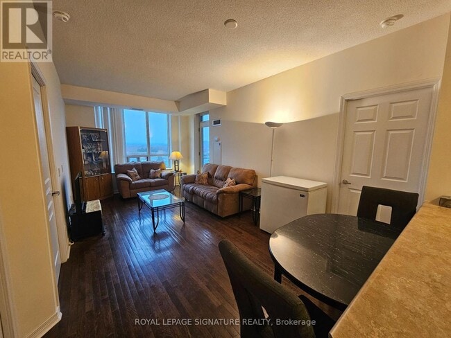 Photo du bâtiment - 350 Red Maple Rd