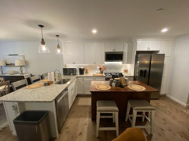 Building Photo - 265 Woodview Way
