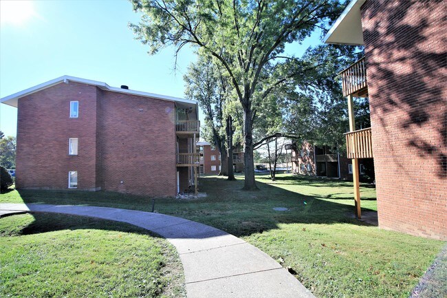 Building Photo - 120 Kingston Dr S
