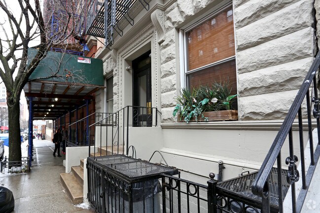 Building Photo - 205 W 84th St