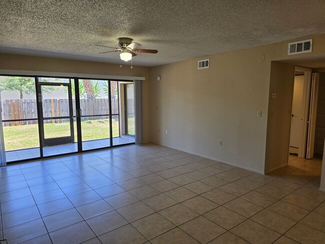 Building Photo - First Floor
