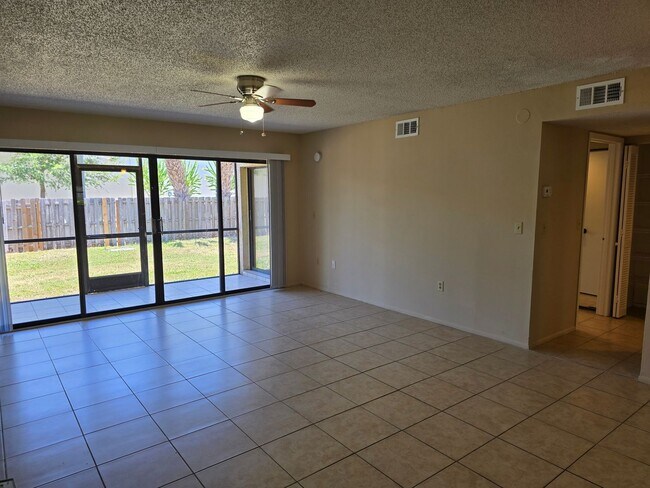 Foto del edificio - First Floor