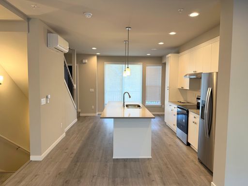 Building Photo - Stunning Tri Level 2 bed /2.5 bath Townhom...