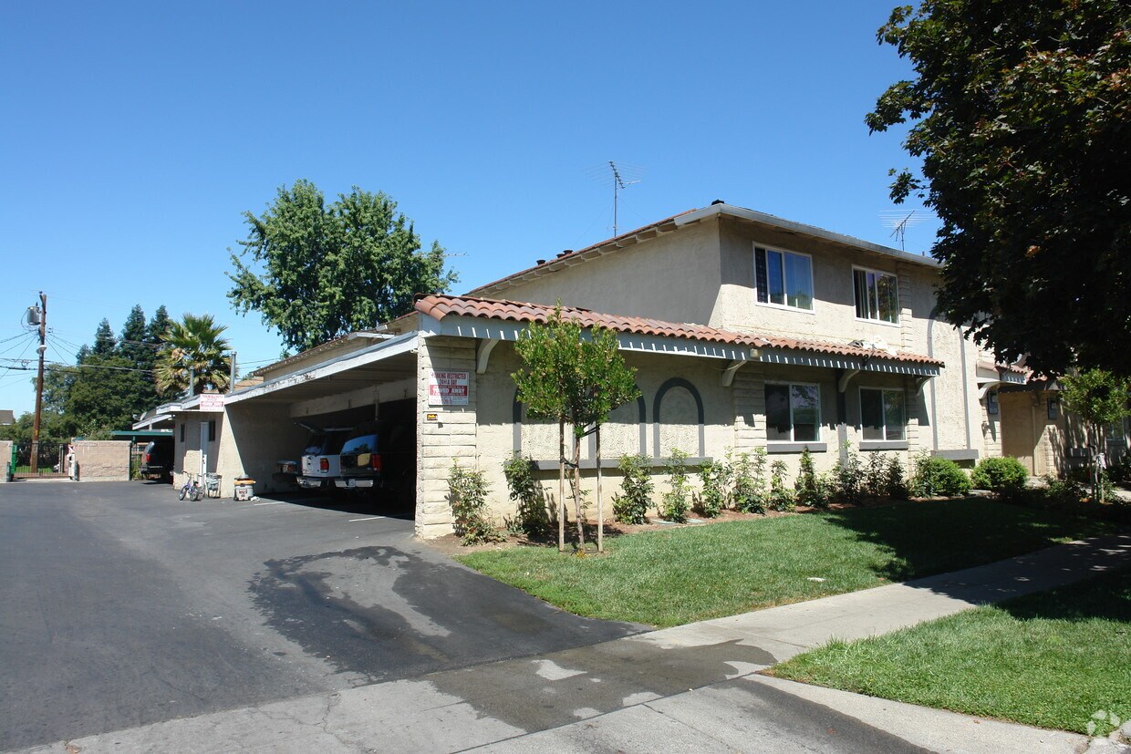 Primary Photo - 721-723 Menker Ave
