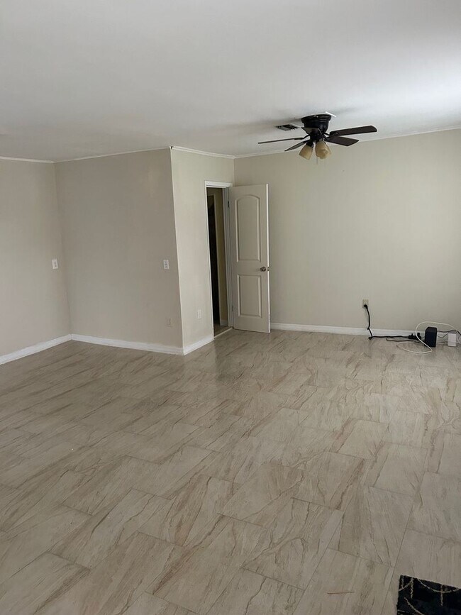 Building Photo - 4BD/2BA on the Island!