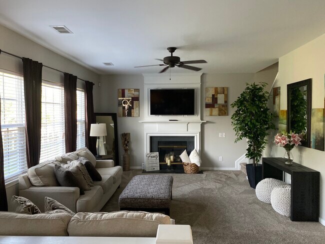 Living room - 3005 Azalea Hills Dr
