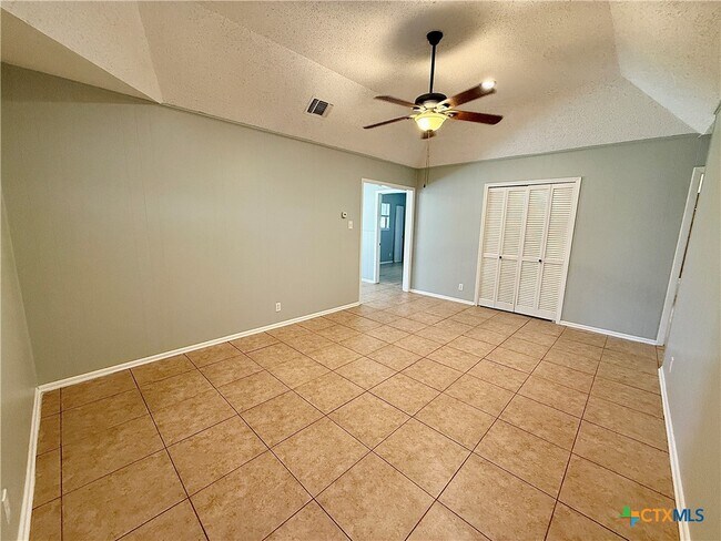 Foto del edificio - 705 Woodcrest Cir