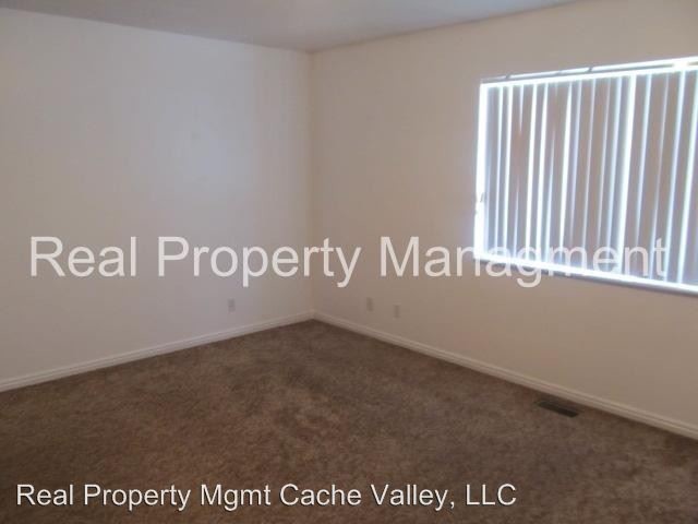Building Photo - 15 N 200 E