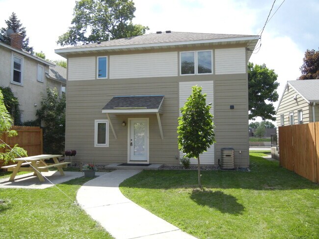 Foto del edificio - Charming 4-Bed Oasis with Granite Touches & Hardwood Elegance in Minneapolis!