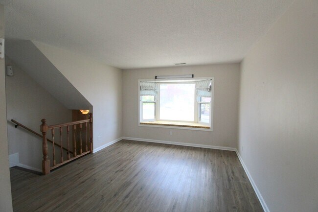 Building Photo - 2 bedroom duplex with fenced in yard for r...