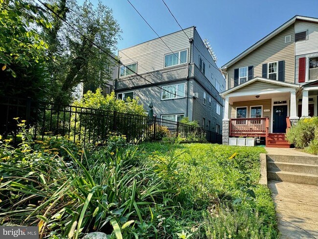 Foto del edificio - 513 Montana Ave NE