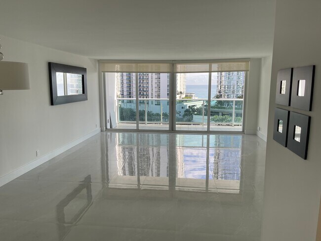 Foto del edificio - 100 Bayview Dr