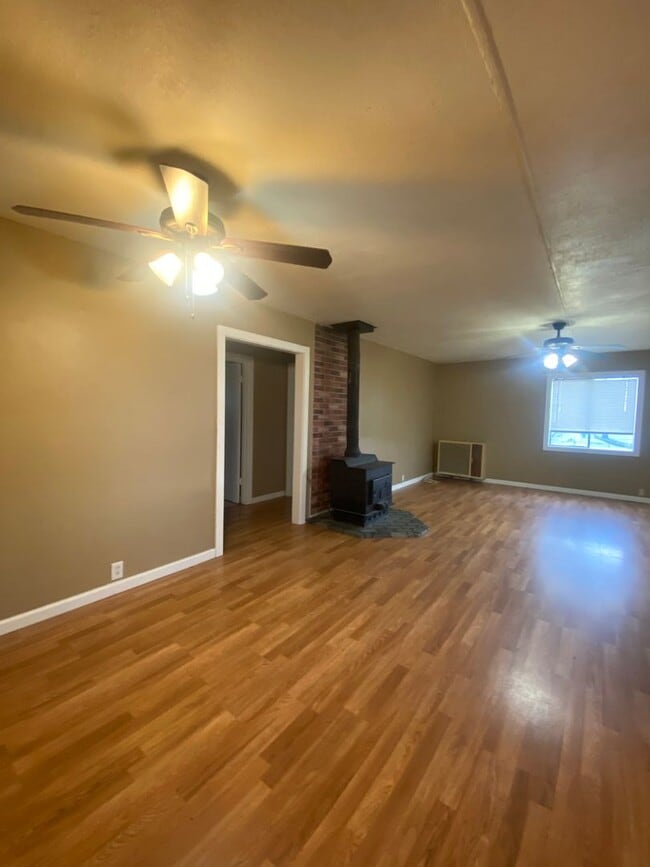 Building Photo - Country 2 bedroom 1 bathroom with outbuild...