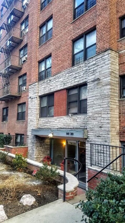 Foto del edificio - 141-30 84th Rd