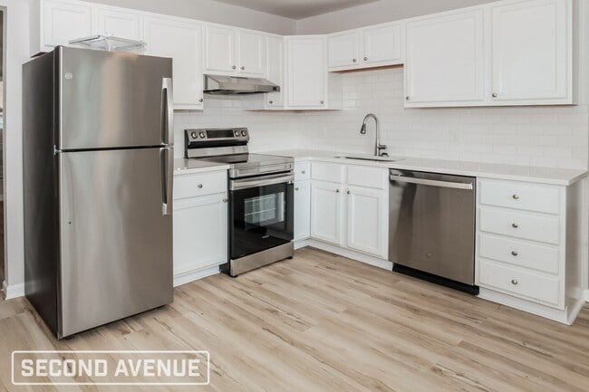 Building Photo - 2049 Roosevelt Ave