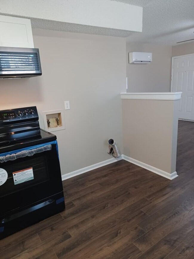 Building Photo - 2 br, 1 bath House - 3413 Elm Hill Pike