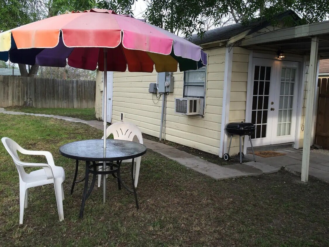 Primary Photo - 2458 W Huisache Ave