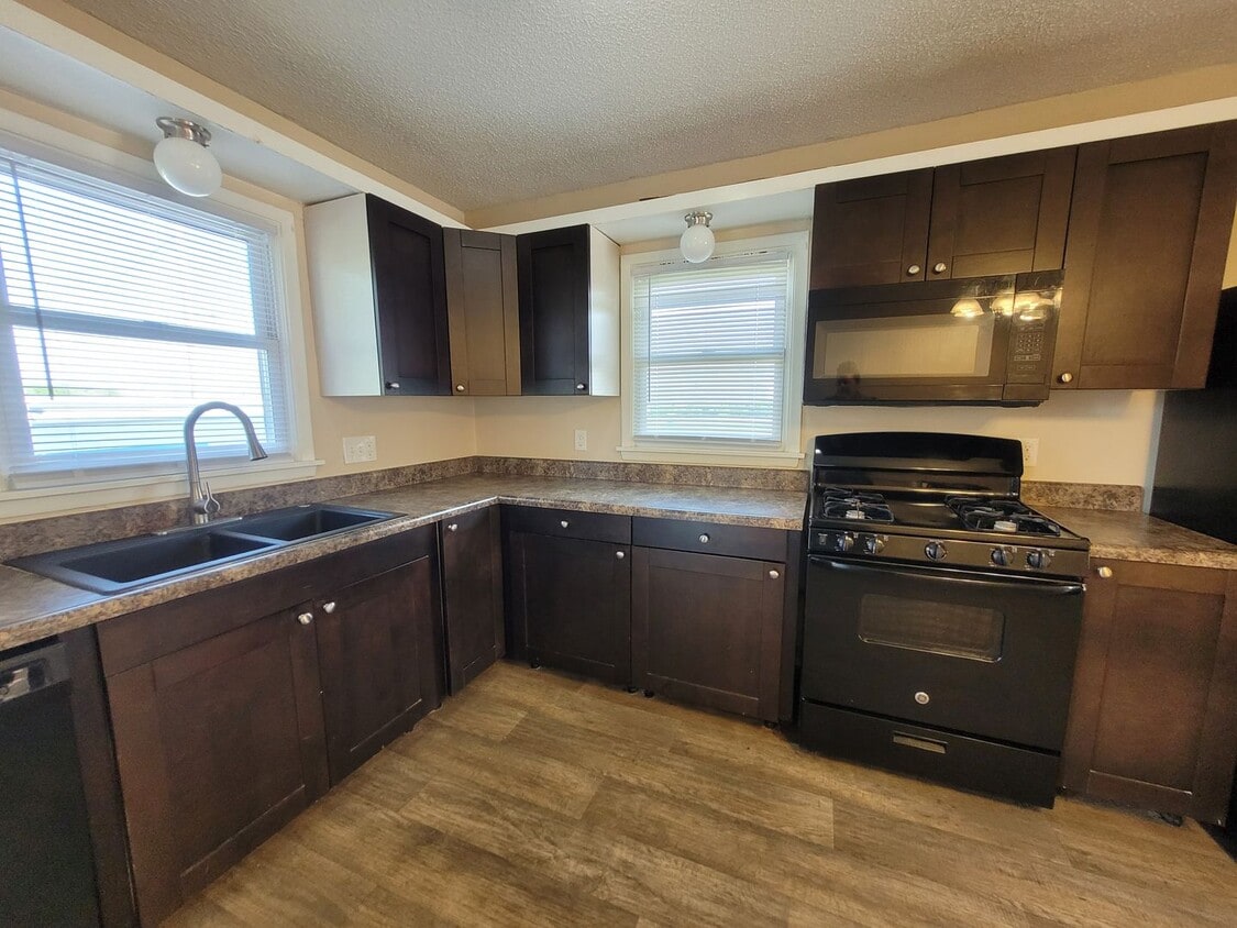 Foto principal - 2 Bedroom, 1 Bathroom Home 5 Minutes from ...