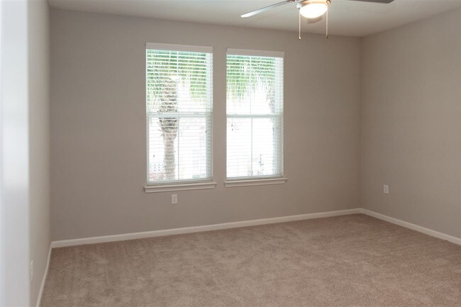 Building Photo - 2933 E Colonial Dr