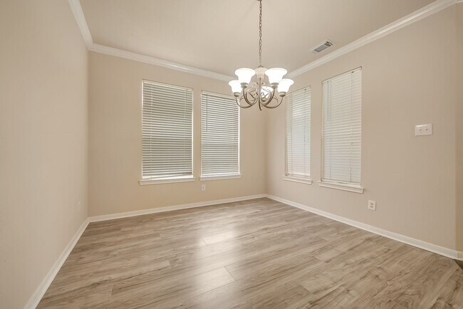 Foto del edificio - 18106 Linden Forest Ln