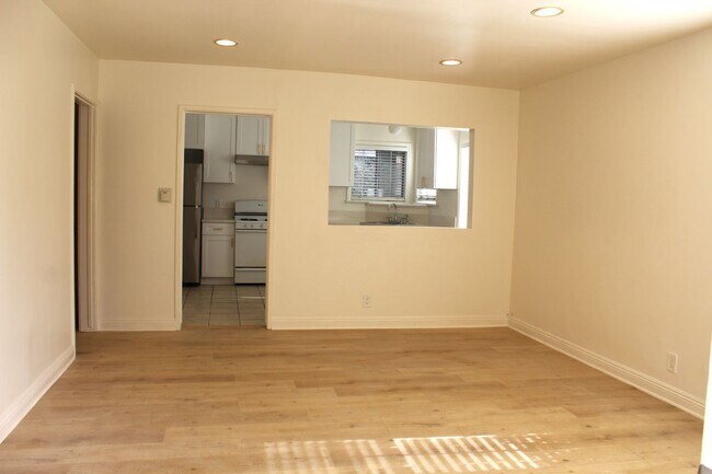 Foto del edificio - 14323 Burbank Blvd