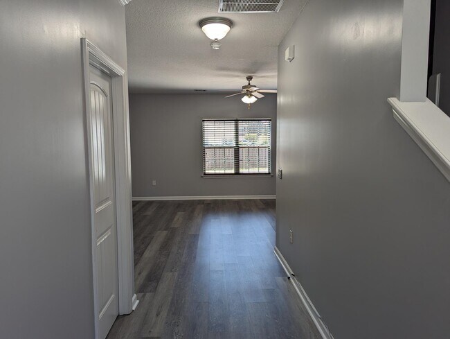 Foto del edificio - 212 Calm Oaks Cir