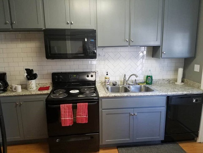 Cocina - horno, horno de microondas, lavaplatos, refrigerador - 1420 N Bronough St