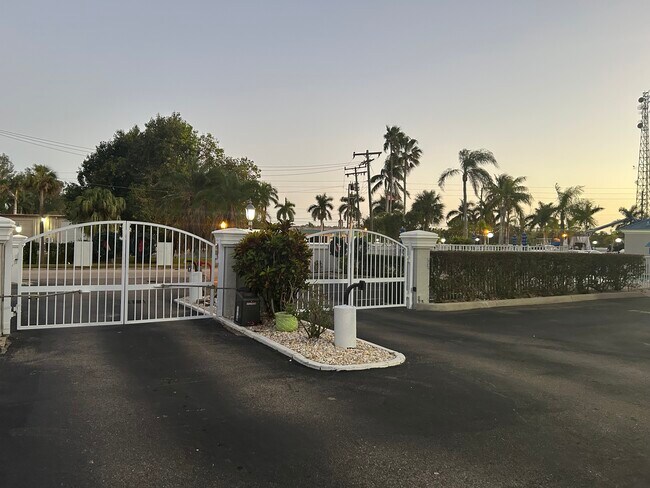 Foto del edificio - 2875 Palm Beach Blvd