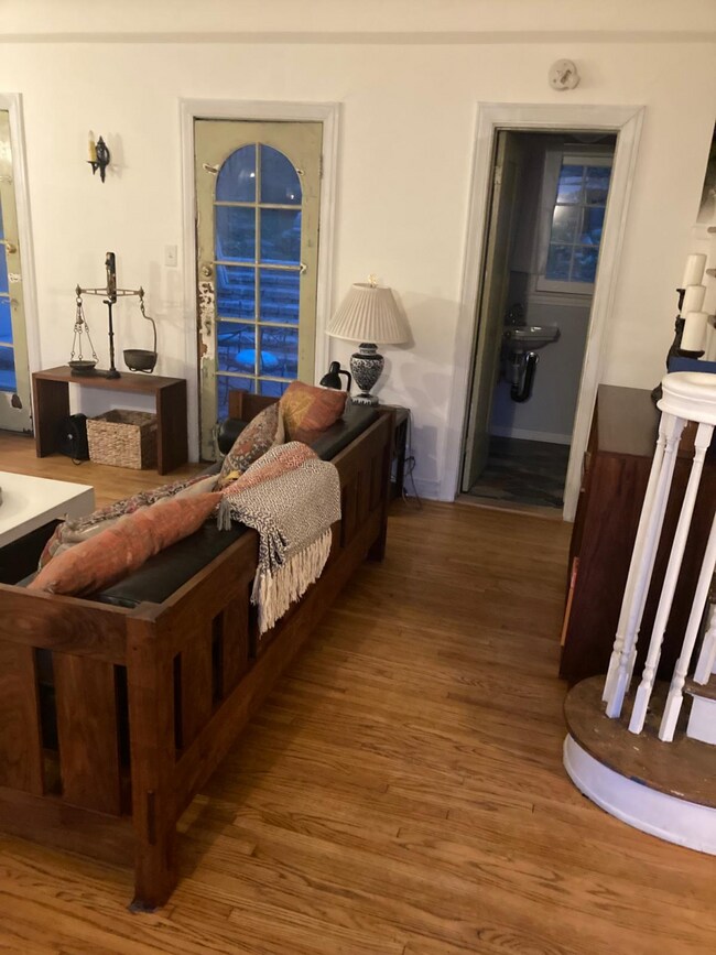 Foto del edificio - 1549 Rendall Pl