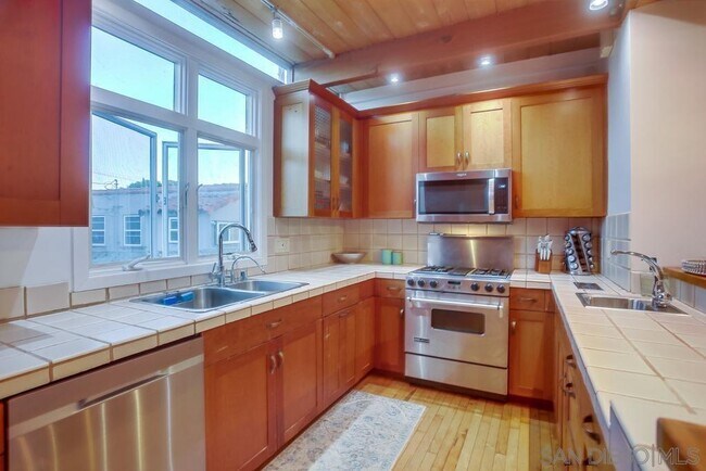 Building Photo - 5615 Beaumont Ave