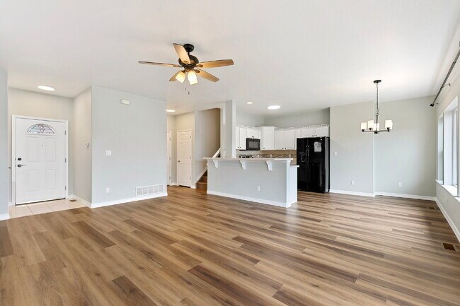 Foto del edificio - Updated Townhome with Views – Minutes to P...