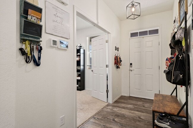 Building Photo - Beautiful 5 Bed Home in Raindance