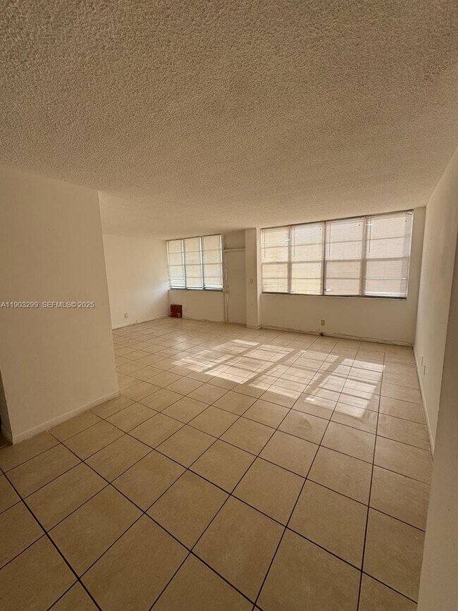 Foto del edificio - 2025 NE 164th St