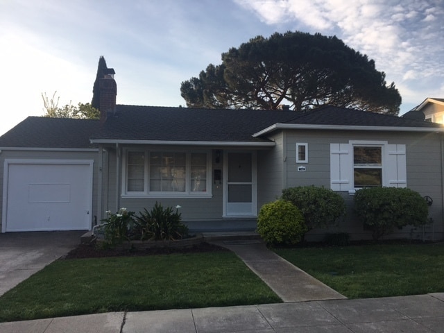 Primary Photo - Charming 2 Bedroom Home Close to Downtown