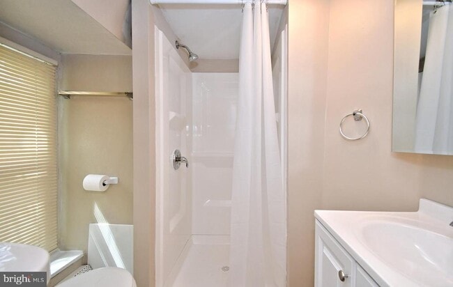 Building Photo - 563 King St