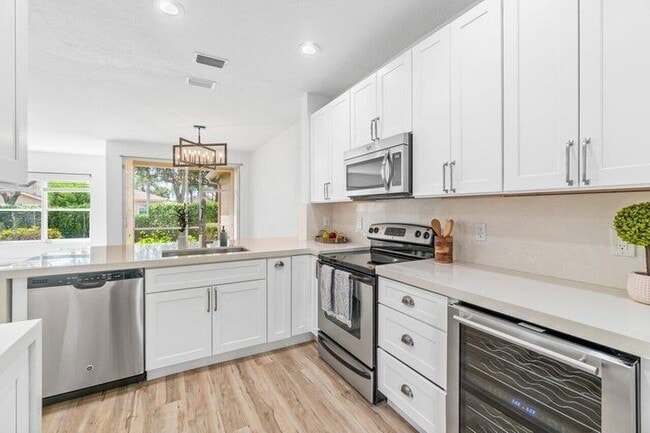 Building Photo - 6427 Park Lake Cir