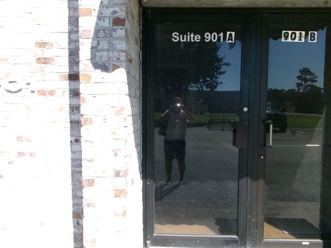 Building Photo - First floor conveniently located office suite