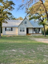 Building Photo - 910 Perry Ln