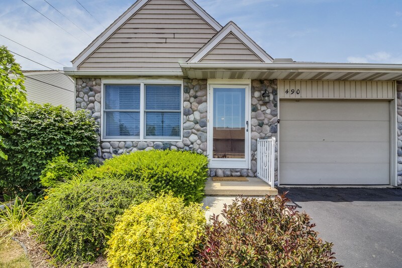 Primary Photo - 490 Stonehaven Ct