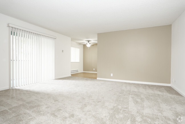 1x1 living room and dining room - Oak Pointe Apartments