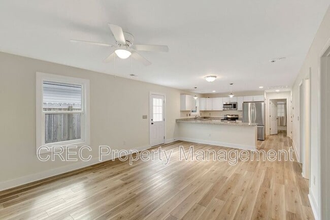 Foto del edificio - 6961 Raymond Ave