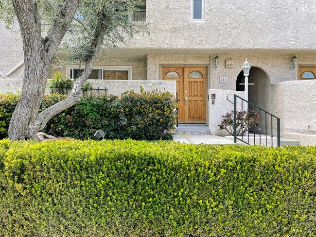 Building Photo - 5401 Zelzah Ave