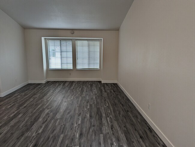 Foto del edificio - 5705 Terrace Dr