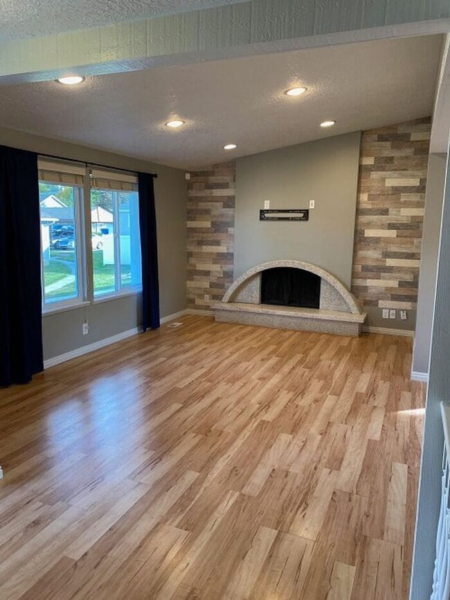 Foto del edificio - West Valley Nice 4 bed 2 bath Family Home