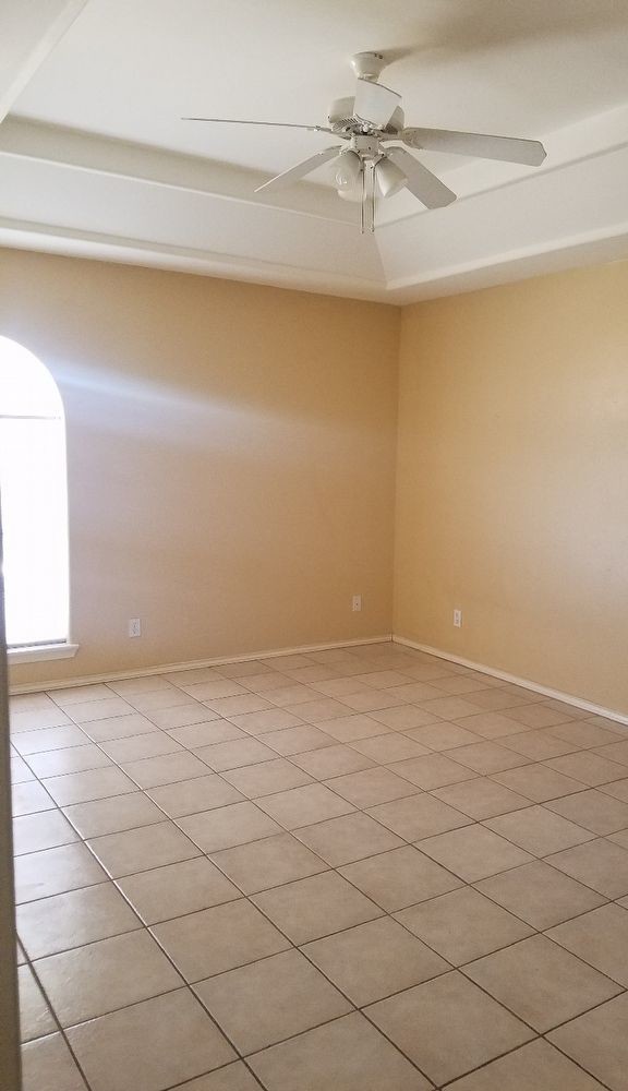 Building Photo - 1B/1B APT FOR RENT ON JACKSON AND SCHUNIOR